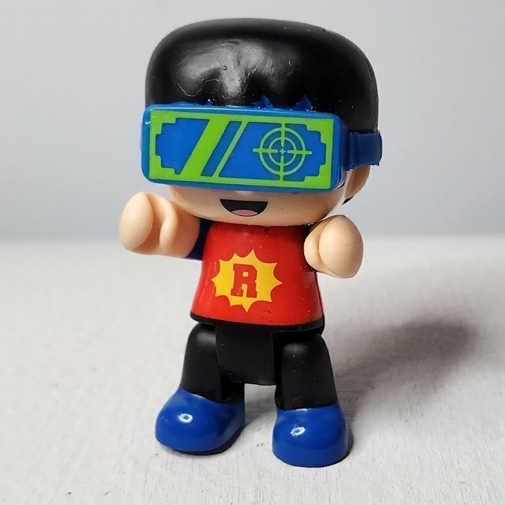 RYANS WORLD VIRTUAL GUY GAMER 2.5” ACTION FIGURE PLASTIC TOY (PRE-OWNED)